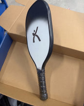 Load image into Gallery viewer, Cricket racket, sturdy and durable