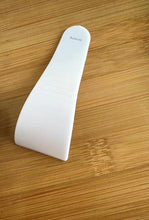 Load image into Gallery viewer, Aulecoo cosmetic spatula for hair removal preparations, non stick wax spatula, silicone spatula for home salon body use