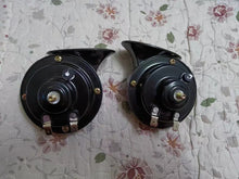 Load image into Gallery viewer, GONMOT Car horn, dual tone electric snail horn kit, suitable for any 12V vehicle in black