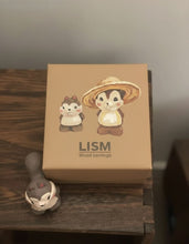 Load image into Gallery viewer, LISM Wood carvings,Handmade wooden squirrel ornament straw hat design