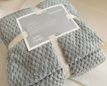 Load image into Gallery viewer, lovmild Bath Towels – Luxurious and Soft – Ultra Absorbent – 100% Cotton – 600 GSM – Solid Construction – Hotel, Spa Quality – Ideal for Daily Use