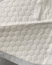 Load image into Gallery viewer, BEKANN Baby Disposable Changing Pads, Waterproof Diaper Changing Pad