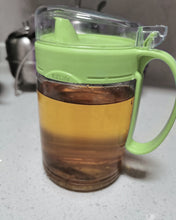 Load image into Gallery viewer, EZLife kitchen oil bottle, automatic flip-top cooking oil bottle, glass oil bottle with coaster, suitable for olive oil, vinegar, soy sauce, maple syrup