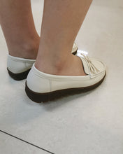 Load image into Gallery viewer, Fastbobitong Women's Faux Leather Ballet Flats Casual Round Toe Bow