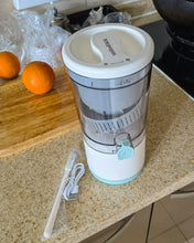Load image into Gallery viewer, xmpopm Electric fruit press,Portable electric juicer Rechargeable juicer USB and cleaning brush