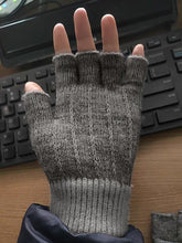 Load image into Gallery viewer, WELLFROG knitted gloves, women's clamshell knitted warm gloves, girls half-finger gloves, winter warmth, fingerless gloves, sports outdoor gloves