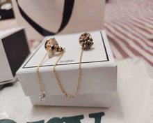 Load image into Gallery viewer, hongker ornamental novelty pin, vintage style bee and flower chain brooch, lady, girl, lady, gold