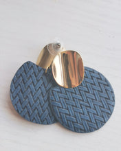 Load image into Gallery viewer, umooie earrings, round satin and gold-plated drop earrings, women's leaf-shaped earrings