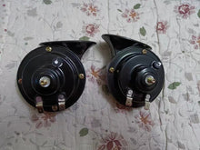 Load image into Gallery viewer, GONMOT Car horn, dual tone electric snail horn kit, suitable for any 12V vehicle in black
