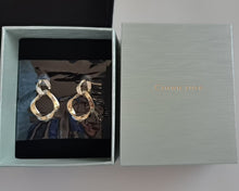 Load image into Gallery viewer, Crown rose Earring， Women&#39;s Classics Women&#39;s Polished Gold Tone Hoop Earrings
