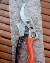 Load image into Gallery viewer, YOBAN gardening shears, pruning shears-high-performance single-handed left-handed garden pruning shears made in Switzerland
