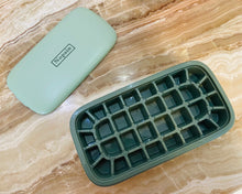 Load image into Gallery viewer, Nopain refrigerator ice cube mold, silicone ice cube tray, with ice cube storage container
