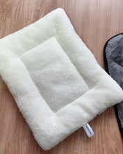 Load image into Gallery viewer, vabomn Soft White Round Area Rug for Bedroom Modern Fluffy Circle Rug
