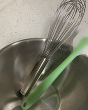 Load image into Gallery viewer, ISPECLE egg beater, hand-held steel wire agitator is very suitable for mixing, stirring, beating and stirring, BPA-free, can be used in dishwashers
