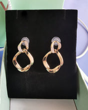 Load image into Gallery viewer, Crown rose Earring， Women&#39;s Classics Women&#39;s Polished Gold Tone Hoop Earrings
