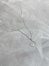 Load image into Gallery viewer, ENENAI Jewellery, shell shaped pendant crystal chain
