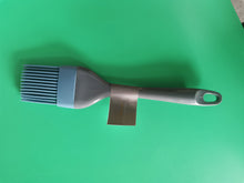 Load image into Gallery viewer, RETUXEP Silicone dressing brush with soft and flexible bristles, oil brush for grilled and baked meats, grill and oil
