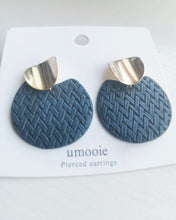 Load image into Gallery viewer, umooie earrings, round satin and gold-plated drop earrings, women&#39;s leaf-shaped earrings
