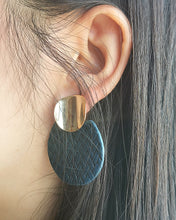 Load image into Gallery viewer, umooie earrings, round satin and gold-plated drop earrings, women&#39;s leaf-shaped earrings
